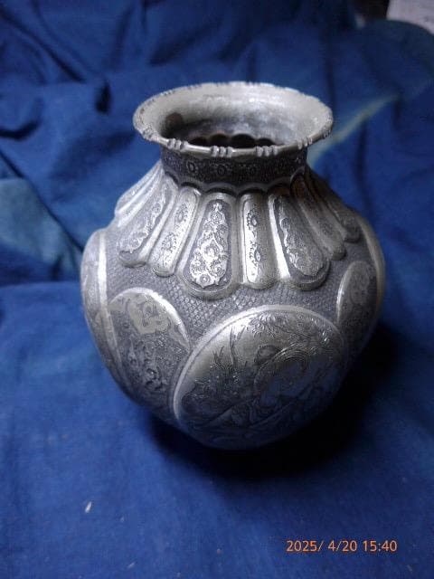 ヴィンテージ　銀製品。インドの細かな手彫りの高価な壺。物語が描かれています。