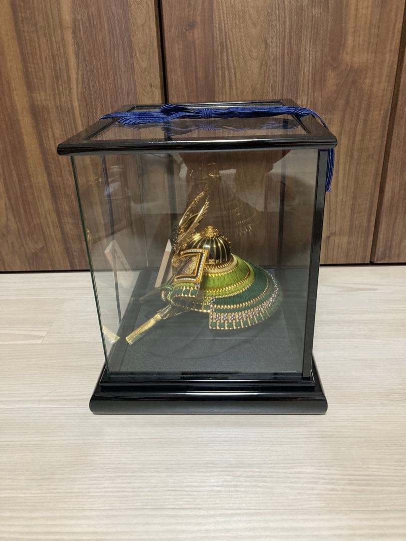 五月人形 伝統的な武士の兜 ケース付き