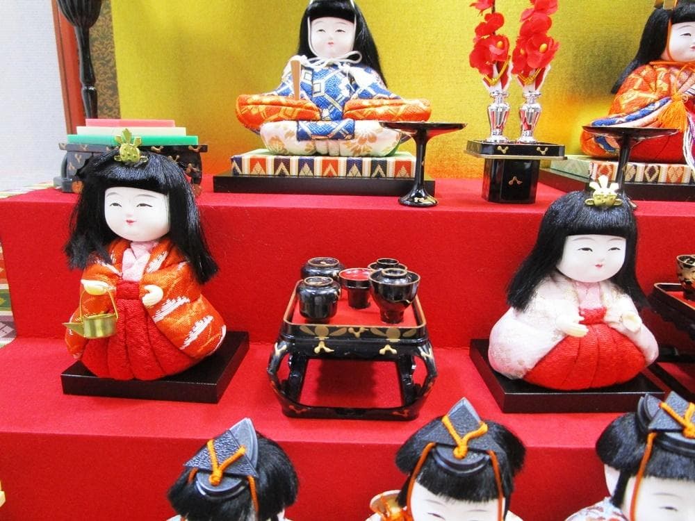 a0905-7真多呂人形 雛人形 若葉雛 豆雛 15人雛 五段飾りオルゴール