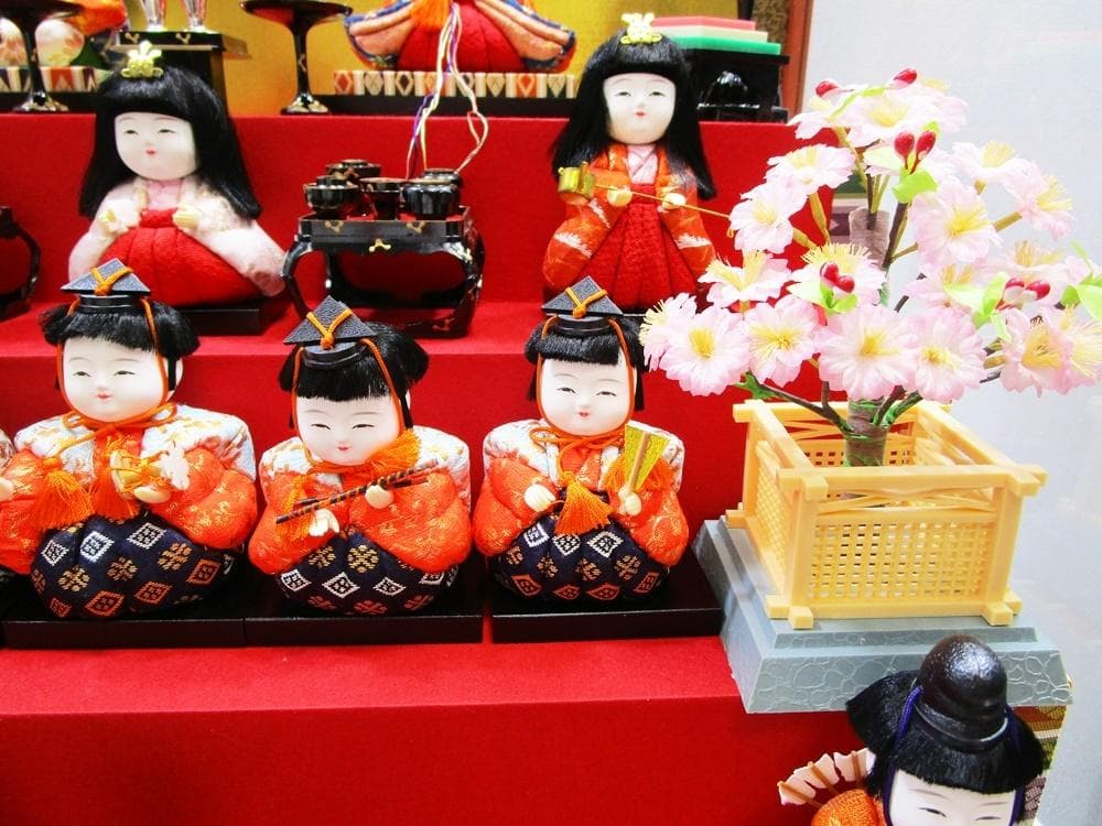 a0905-7真多呂人形 雛人形 若葉雛 豆雛 15人雛 五段飾りオルゴール