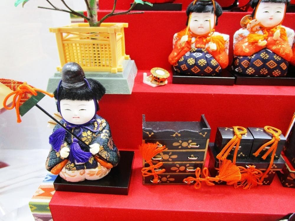 a0905-7真多呂人形 雛人形 若葉雛 豆雛 15人雛 五段飾りオルゴール