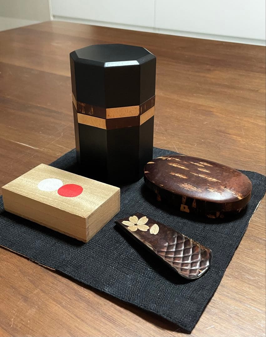 秋田の伝統工芸『樺細工』の茶筒と楊枝入.茶さじ.黒文字の楊枝のセットです。