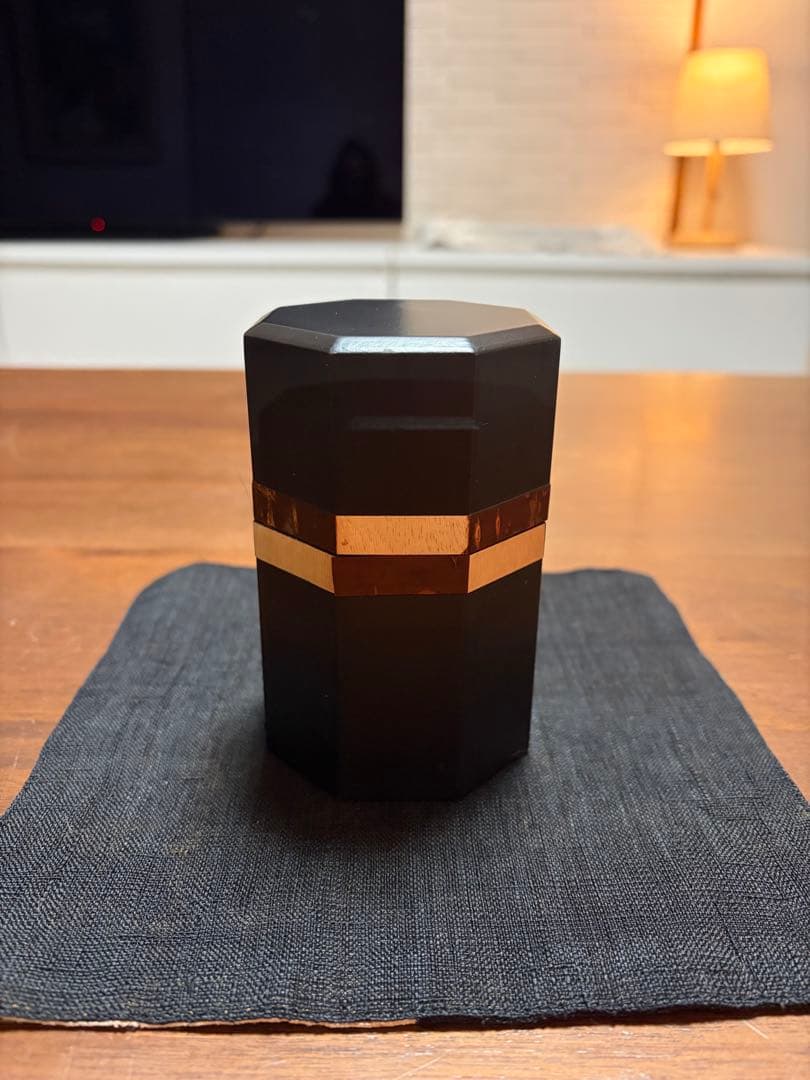 秋田の伝統工芸『樺細工』の茶筒と楊枝入.茶さじ.黒文字の楊枝のセットです。