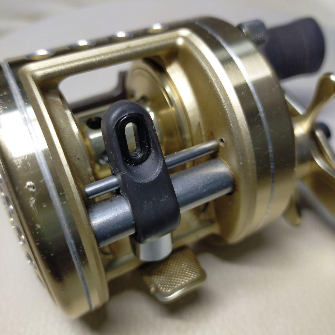 CALCUTTA 両軸リール ゴールド