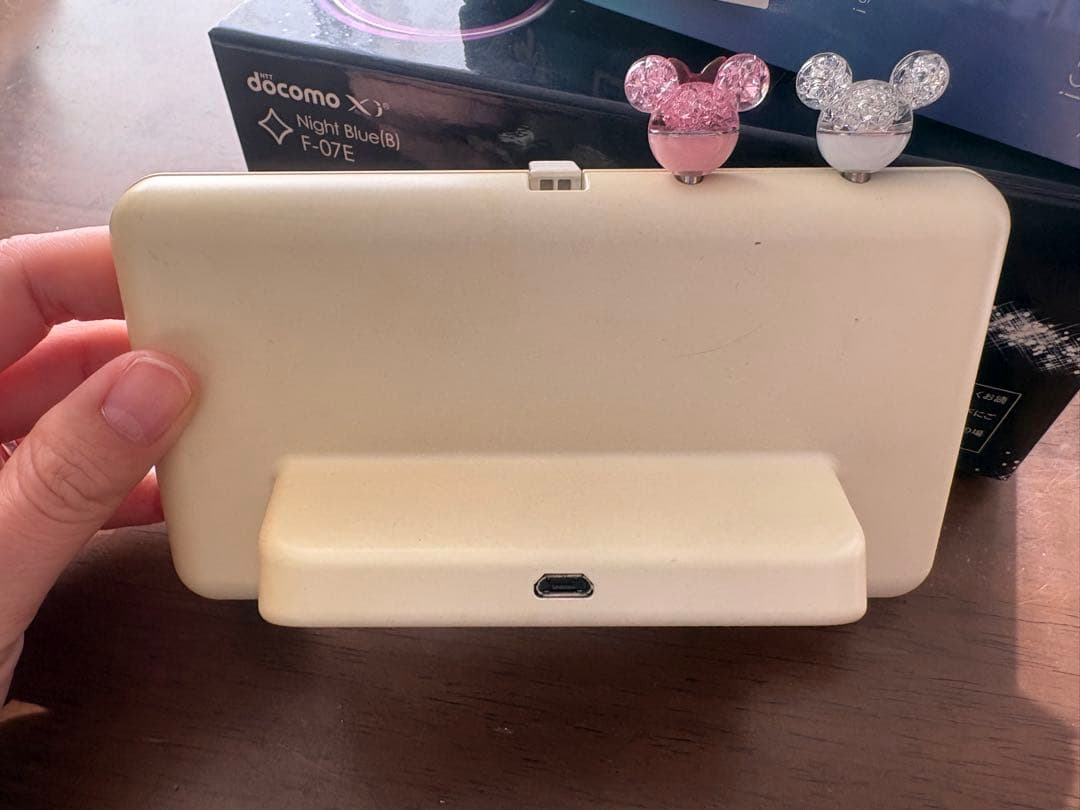 F07E docomo 卓上フォルダ　イヤホンジャック　スマホピアス2個、箱付き