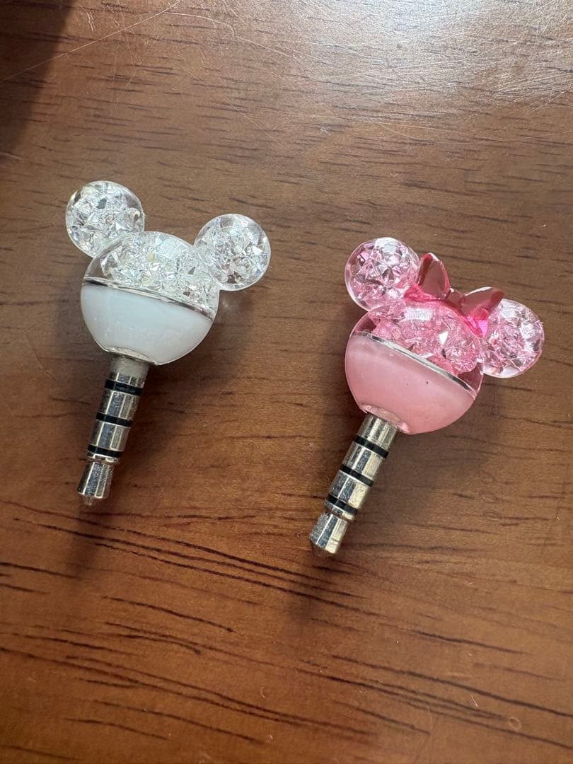 F07E docomo 卓上フォルダ　イヤホンジャック　スマホピアス2個、箱付き