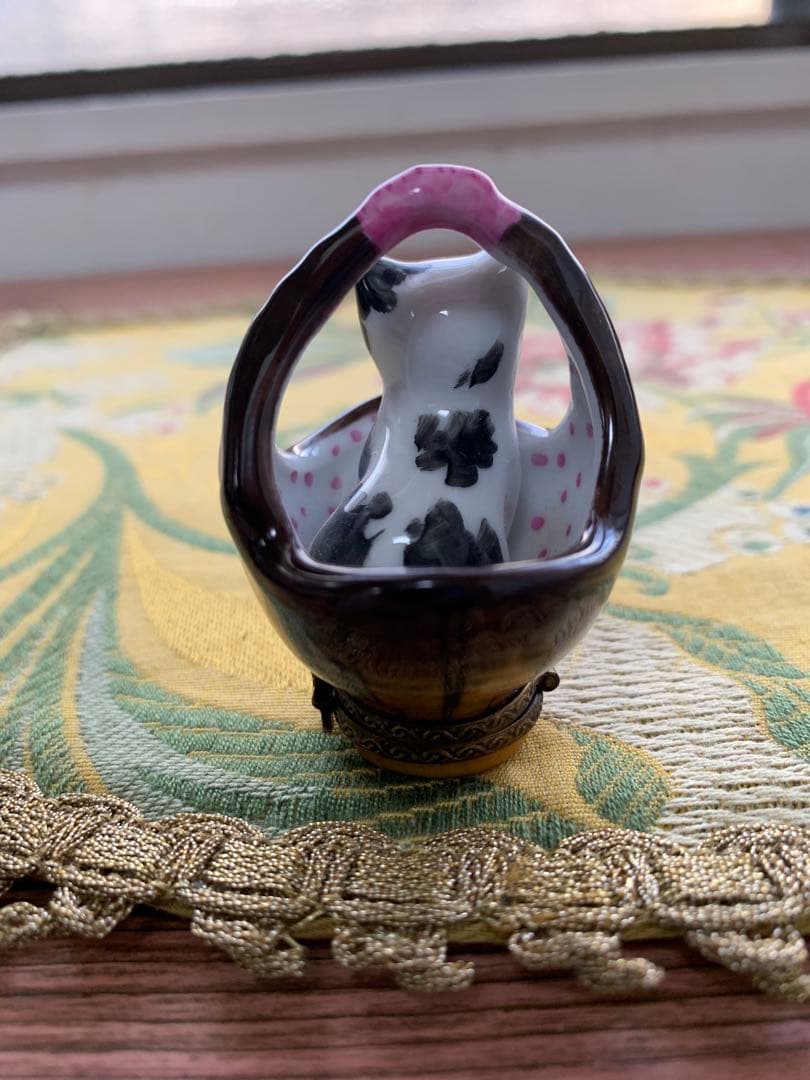 リモージュボックス　フランス製　バスケットに猫が入ってる可愛い小物入れ！