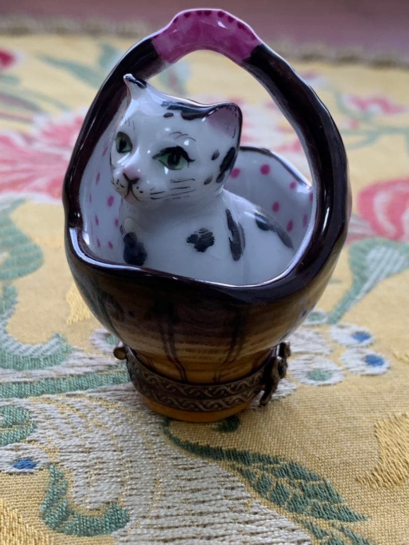 リモージュボックス　フランス製　バスケットに猫が入ってる可愛い小物入れ！