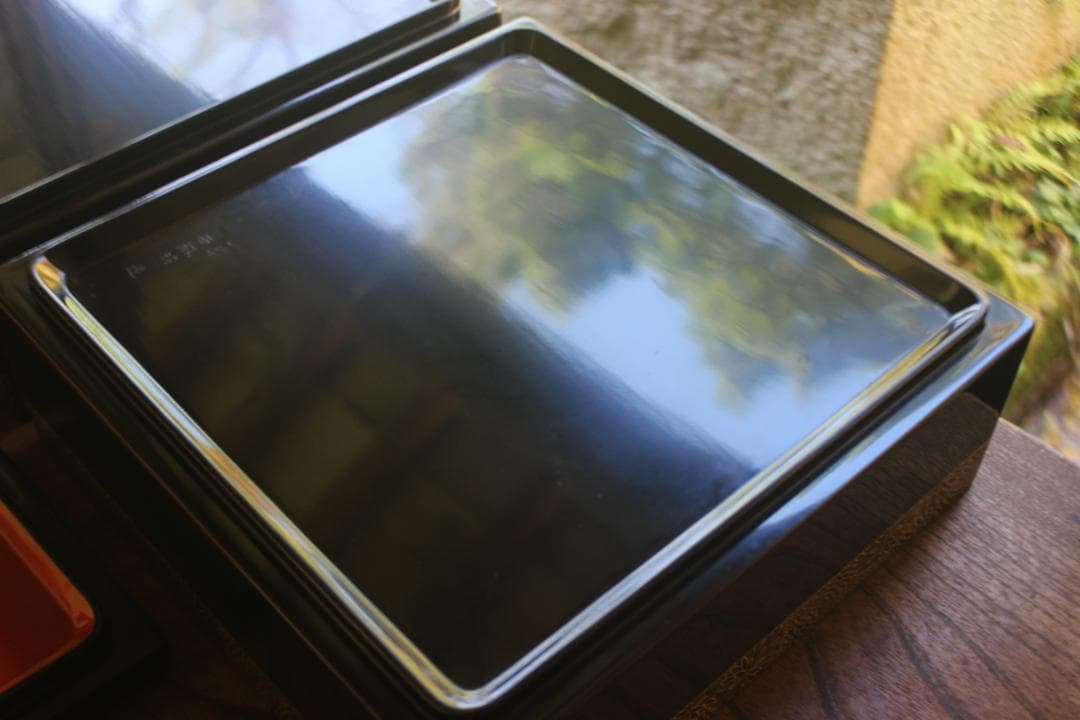 デッドストック！上質内朱黒漆に極上菊沈金の映える台付輪島塗二段重（検重箱お重