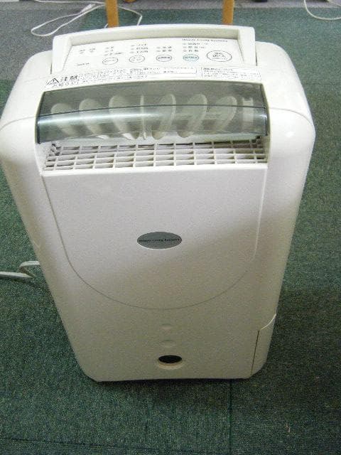 値下げです。12500を10000へ！日立除湿機HJS-8L　2012年製。