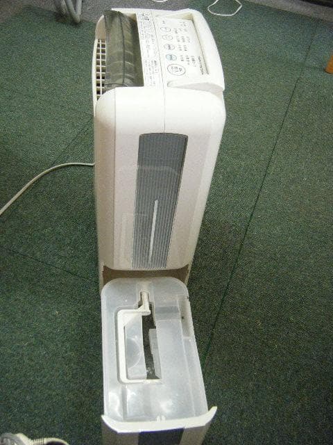 値下げです。12500を10000へ！日立除湿機HJS-8L　2012年製。