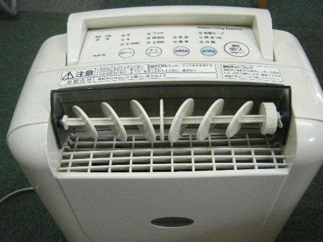 値下げです。12500を10000へ！日立除湿機HJS-8L　2012年製。