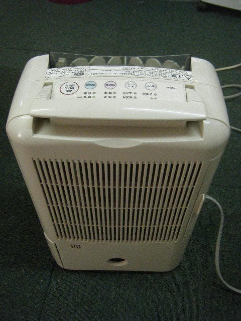 値下げです。12500を10000へ！日立除湿機HJS-8L　2012年製。