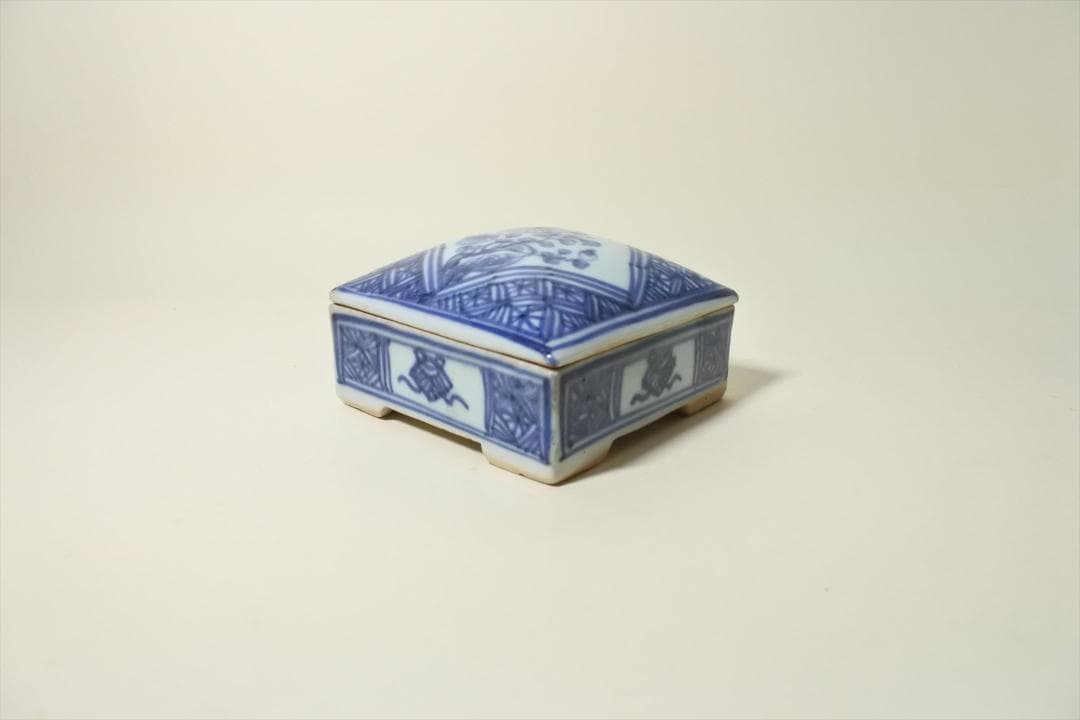 中国　清朝　染付　草花紋　角　香合　オブジェ　骨董品　アンティーク　d