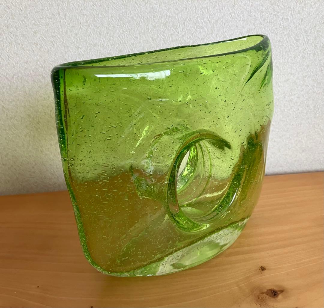 グリーンアートガラスドーナツホール花瓶、ヴィンテージ手吹きガラスバッグ花瓶
