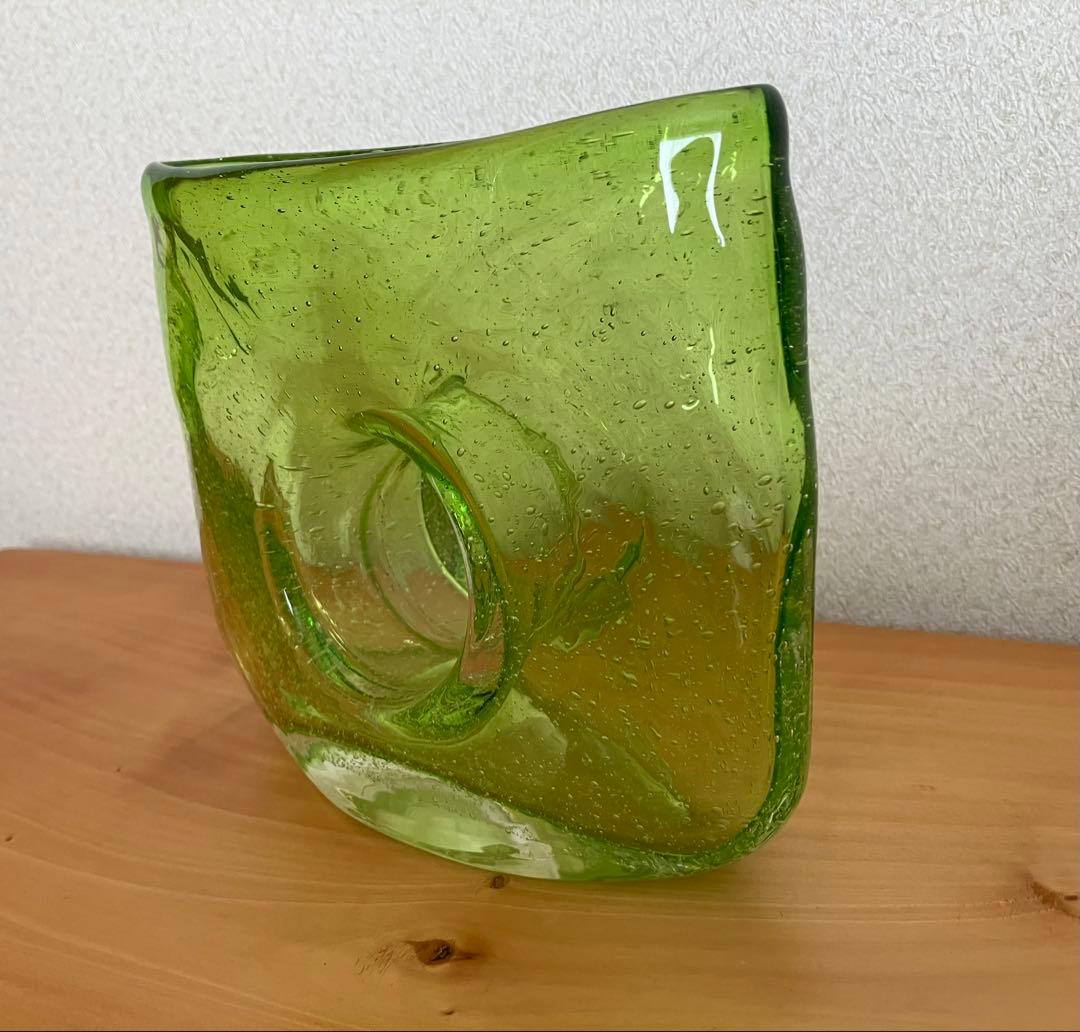 グリーンアートガラスドーナツホール花瓶、ヴィンテージ手吹きガラスバッグ花瓶