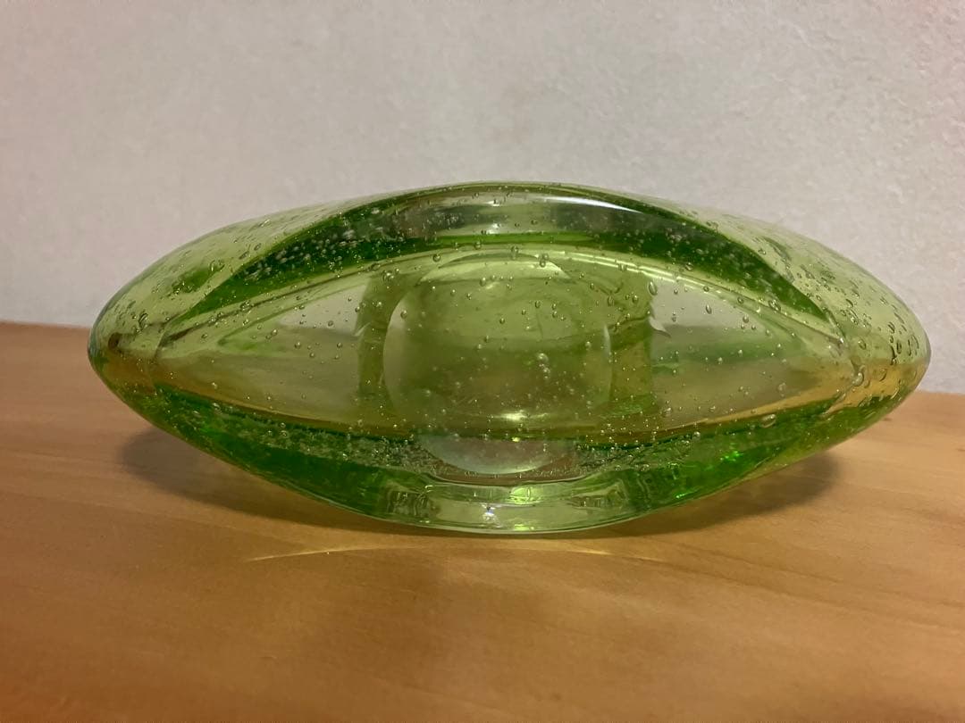 グリーンアートガラスドーナツホール花瓶、ヴィンテージ手吹きガラスバッグ花瓶