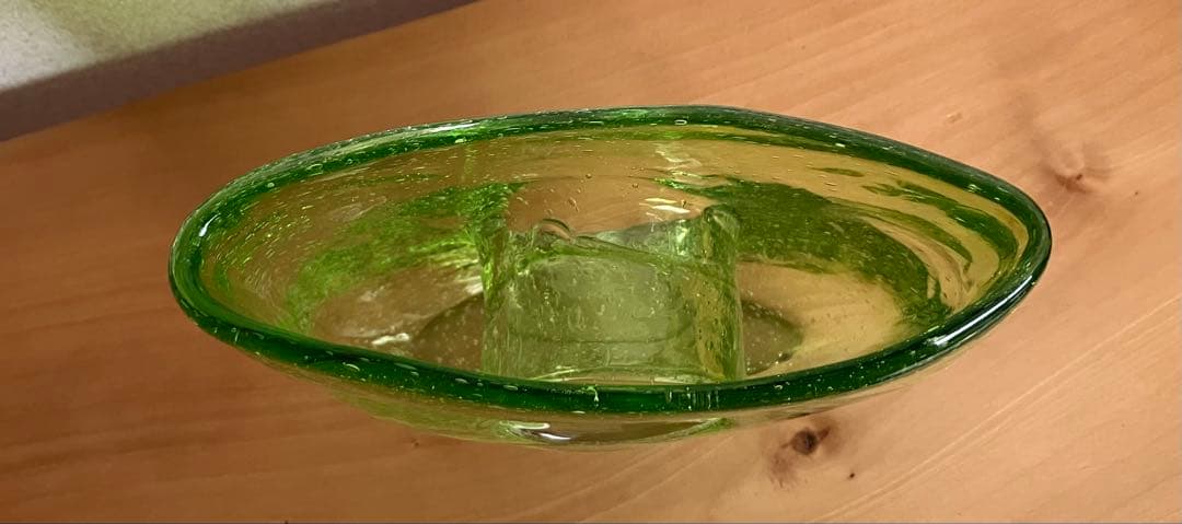 グリーンアートガラスドーナツホール花瓶、ヴィンテージ手吹きガラスバッグ花瓶