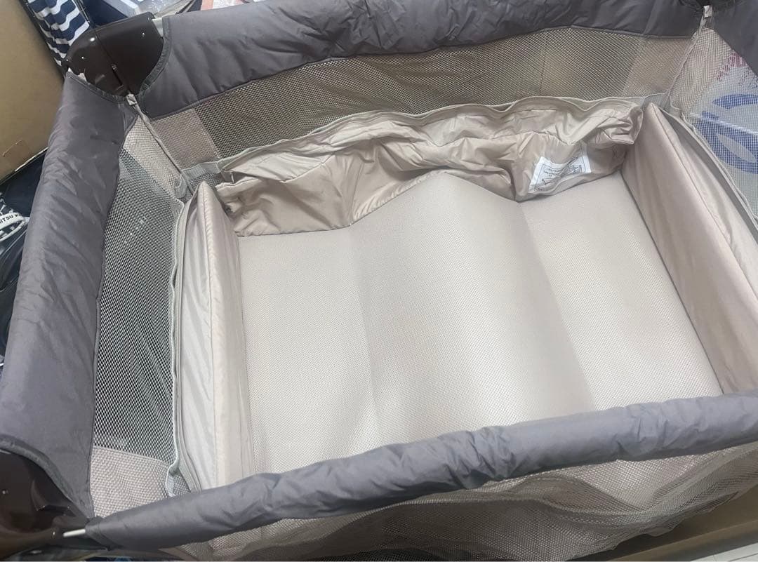 美品】アップリカ ココネルエアー ココアBR コンパクト折りたたみベビーベッド