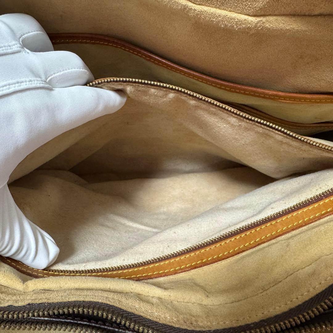 ルイヴィトン ポルト ドキュマン ヴォワヤージュ 2コンパートメント