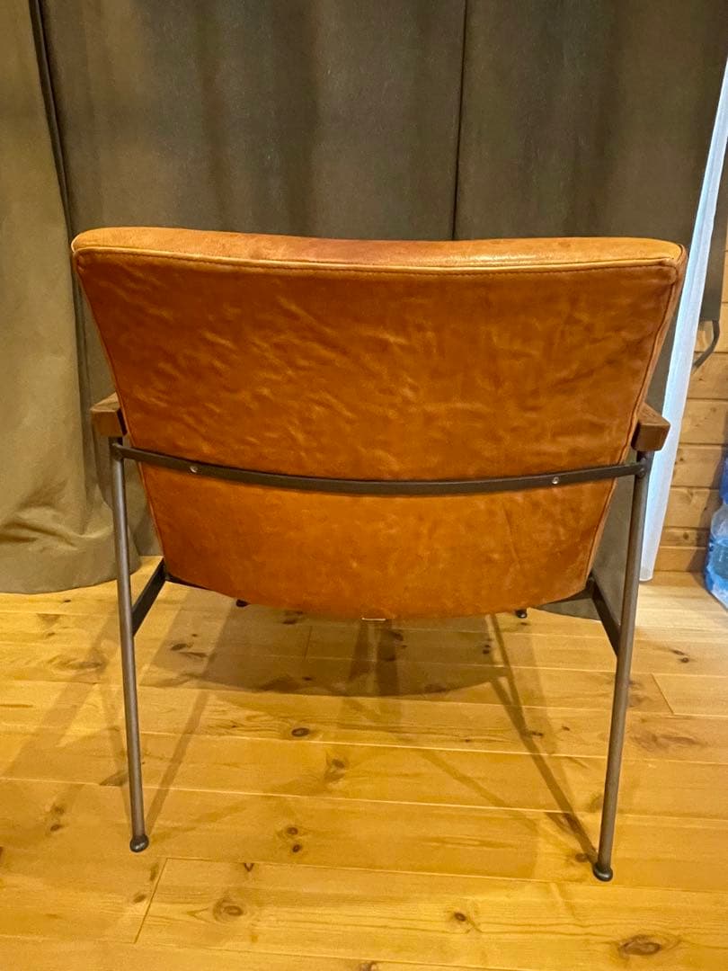 トラックファニチャー　FURROWED-LEATHER ARM CHAIR