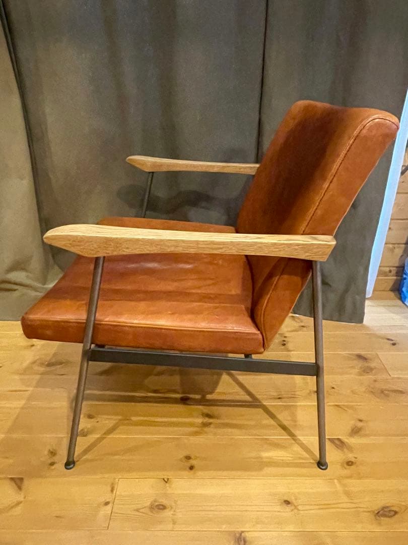 トラックファニチャー　FURROWED-LEATHER ARM CHAIR