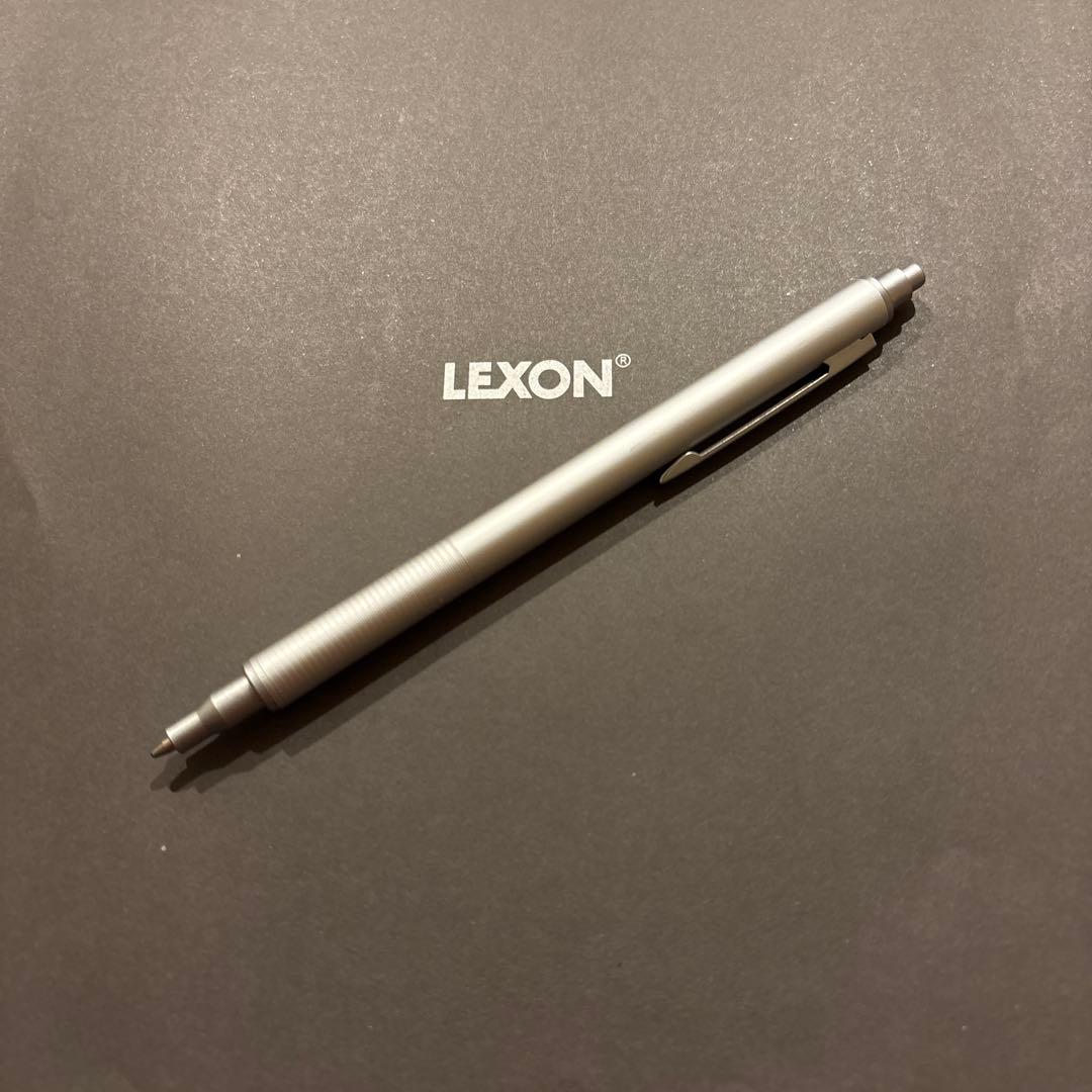 LEXON A4ドキュメントホルダー、ボールペン、A4サイズメモ帳付き