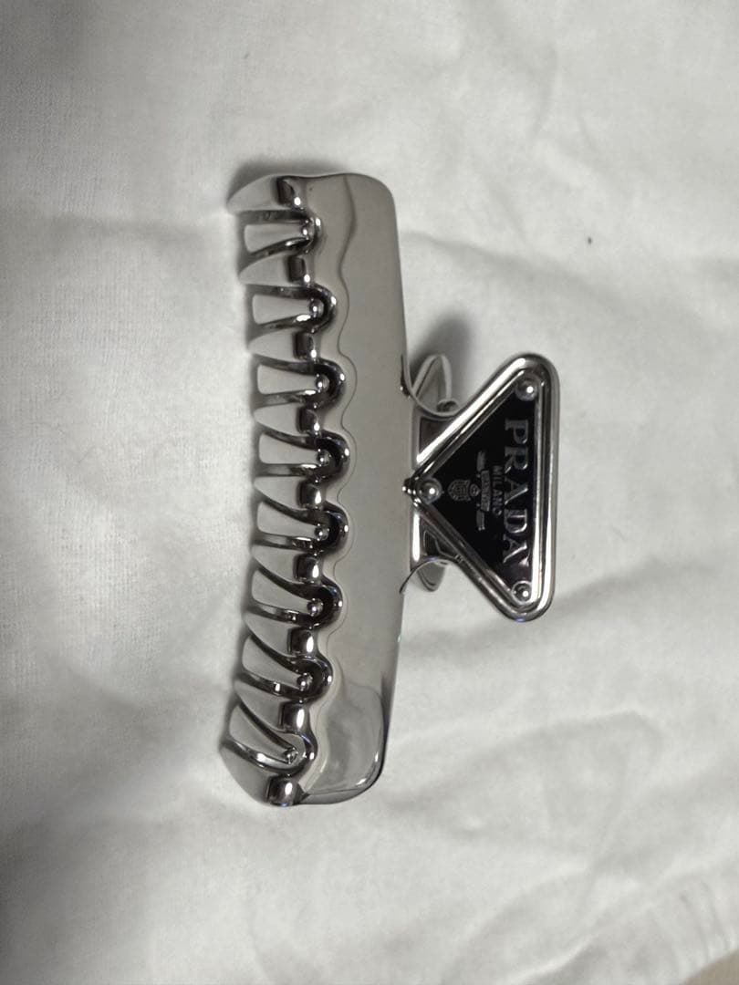 PRADA メタルヘアクリップ