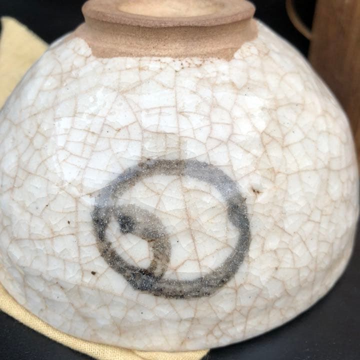 美しい古美術◼️蔵から枝振りの見事な松が描かれた抹茶茶碗が出てきました。茶道具