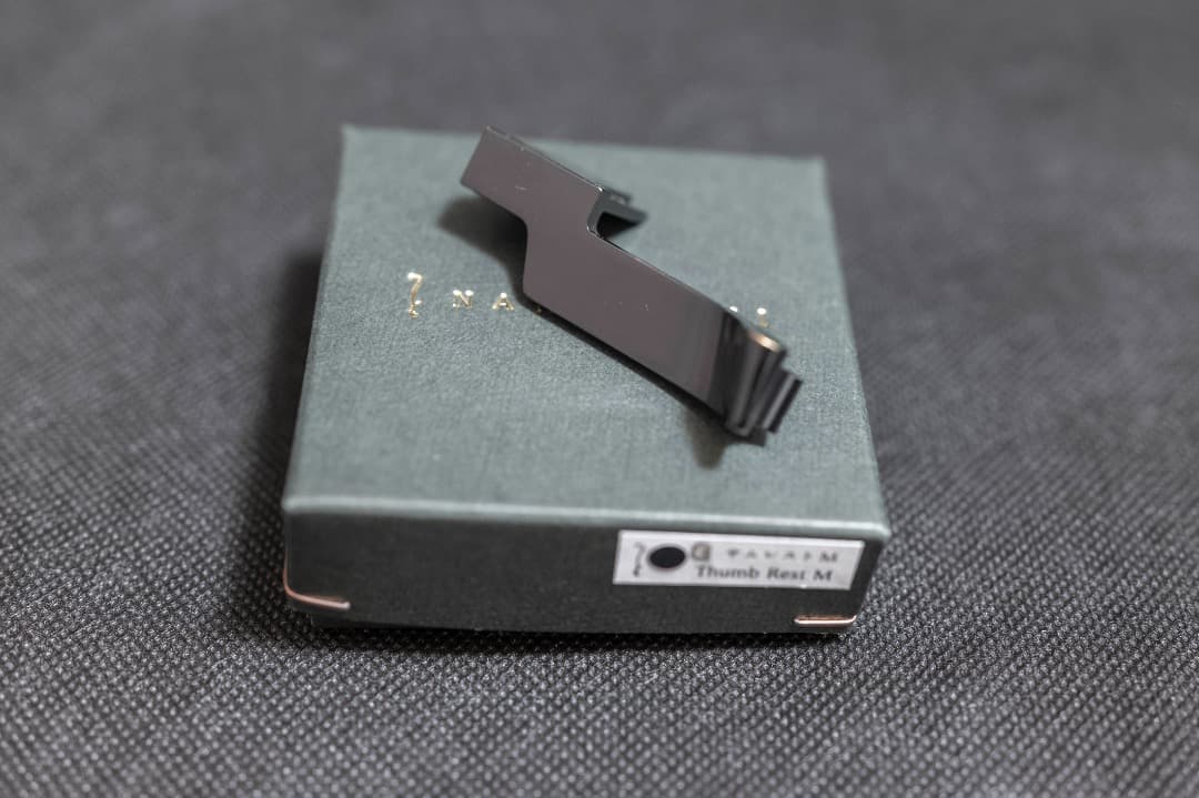 なにがし　LeicaM10、M11用サムレスト　光沢ブラックペイント