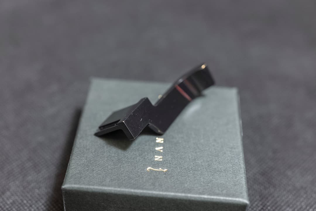 なにがし　LeicaM10、M11用サムレスト　光沢ブラックペイント