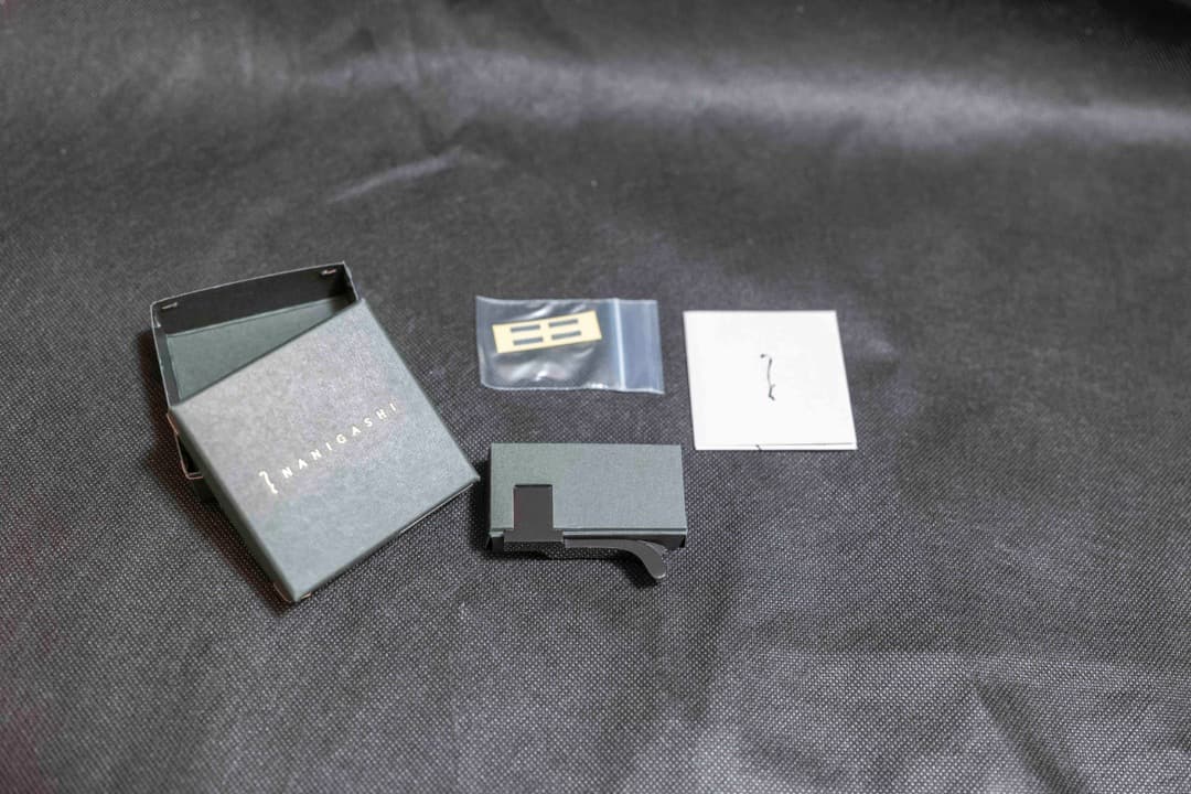 なにがし　LeicaM10、M11用サムレスト　光沢ブラックペイント