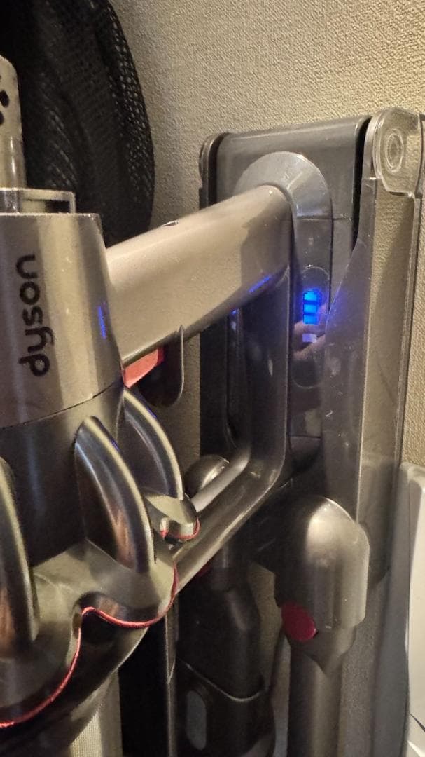 dyson ハンディ掃除機 V10 SV12本体とクリアビン（バッテリーおまけ）