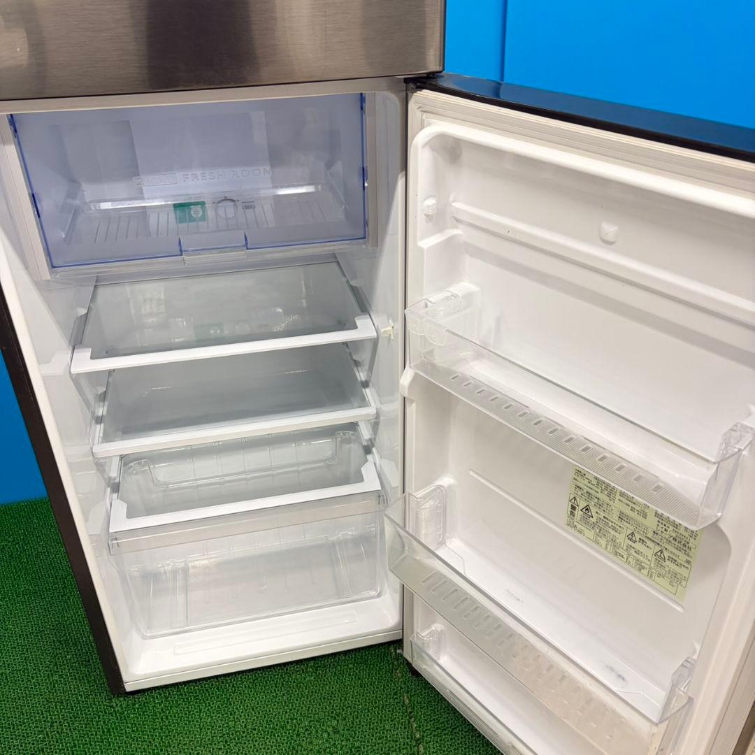 683 SHARP　中型冷蔵庫　200L強　小型　一人暮らし　右開き　2ドア