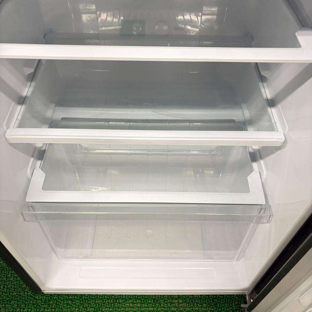 683 SHARP　中型冷蔵庫　200L強　小型　一人暮らし　右開き　2ドア