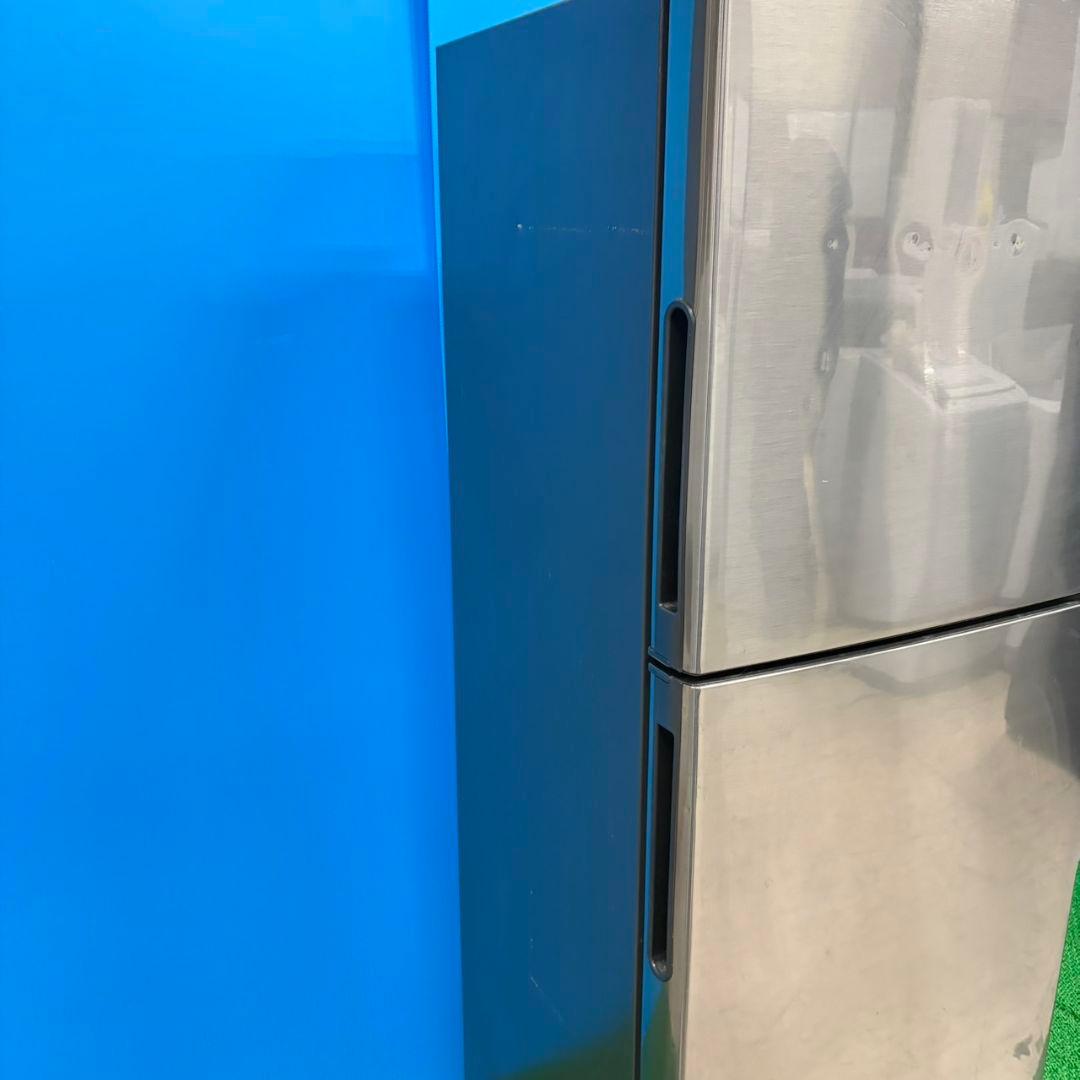 683 SHARP　中型冷蔵庫　200L強　小型　一人暮らし　右開き　2ドア