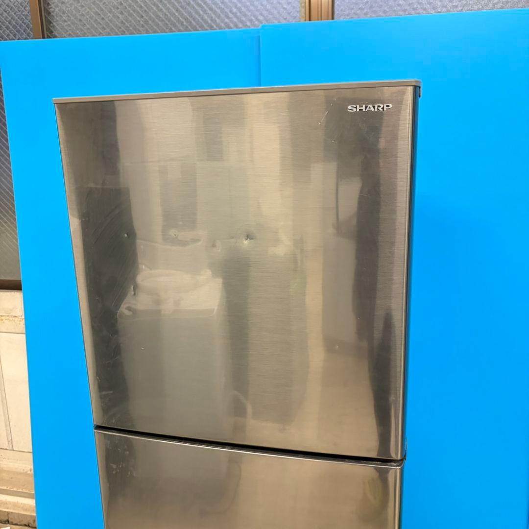 683 SHARP　中型冷蔵庫　200L強　小型　一人暮らし　右開き　2ドア