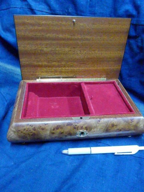 美しい象嵌のオルゴール宝石箱です。曲はラブストーリーです。