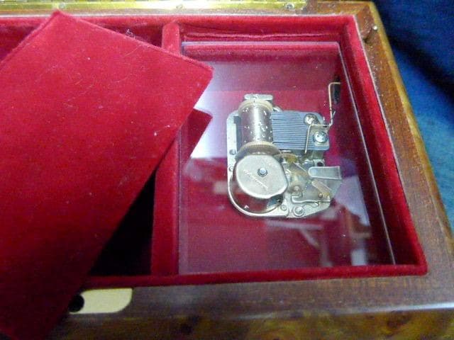 美しい象嵌のオルゴール宝石箱です。曲はラブストーリーです。