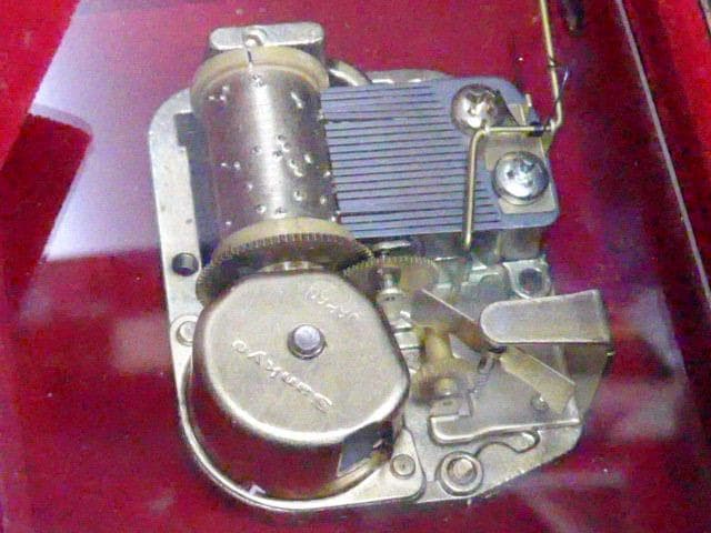 美しい象嵌のオルゴール宝石箱です。曲はラブストーリーです。