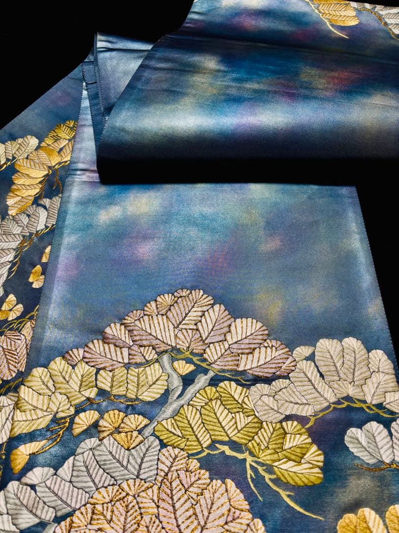 【美品】袋帯　蘇州刺繍　葉模様　刺繍部分多め お太鼓柄　美しいブルー