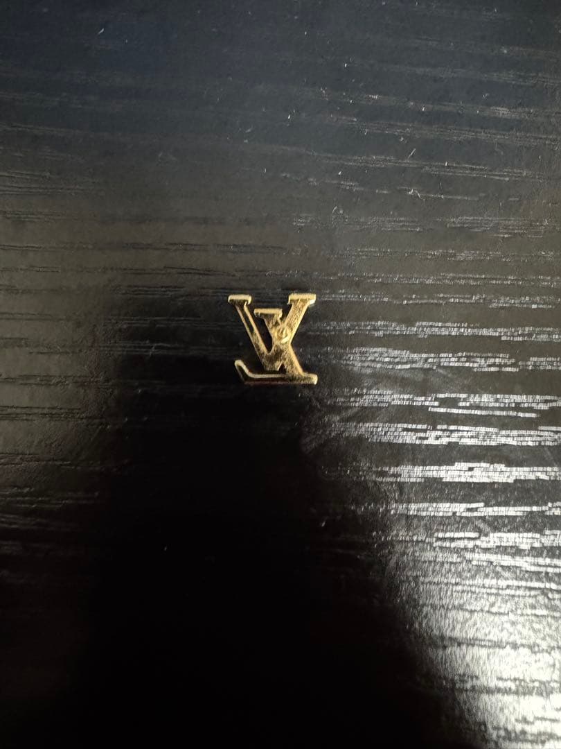 VUITTON 片耳ピアス