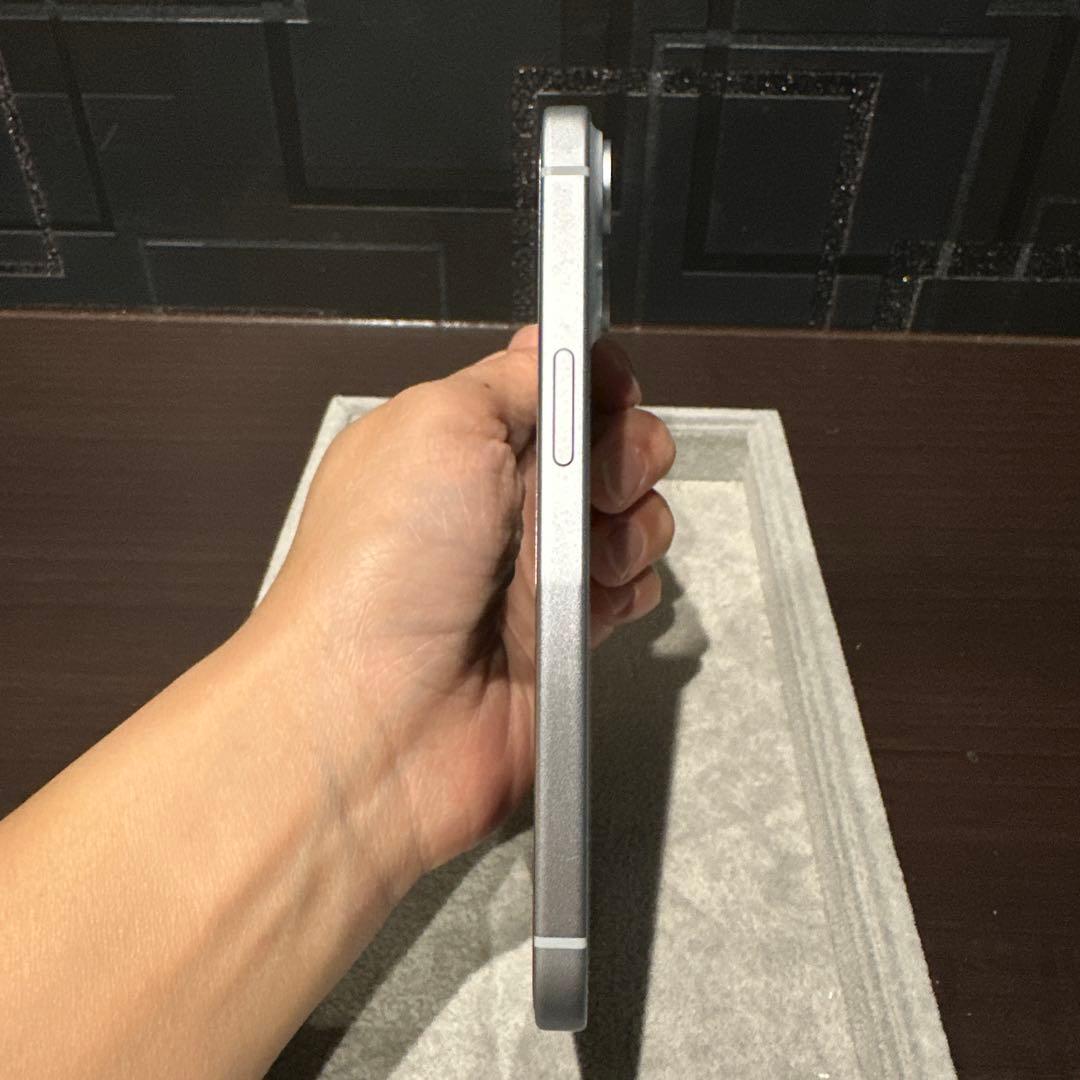 【美品】iPhone 15 128GB ブルー