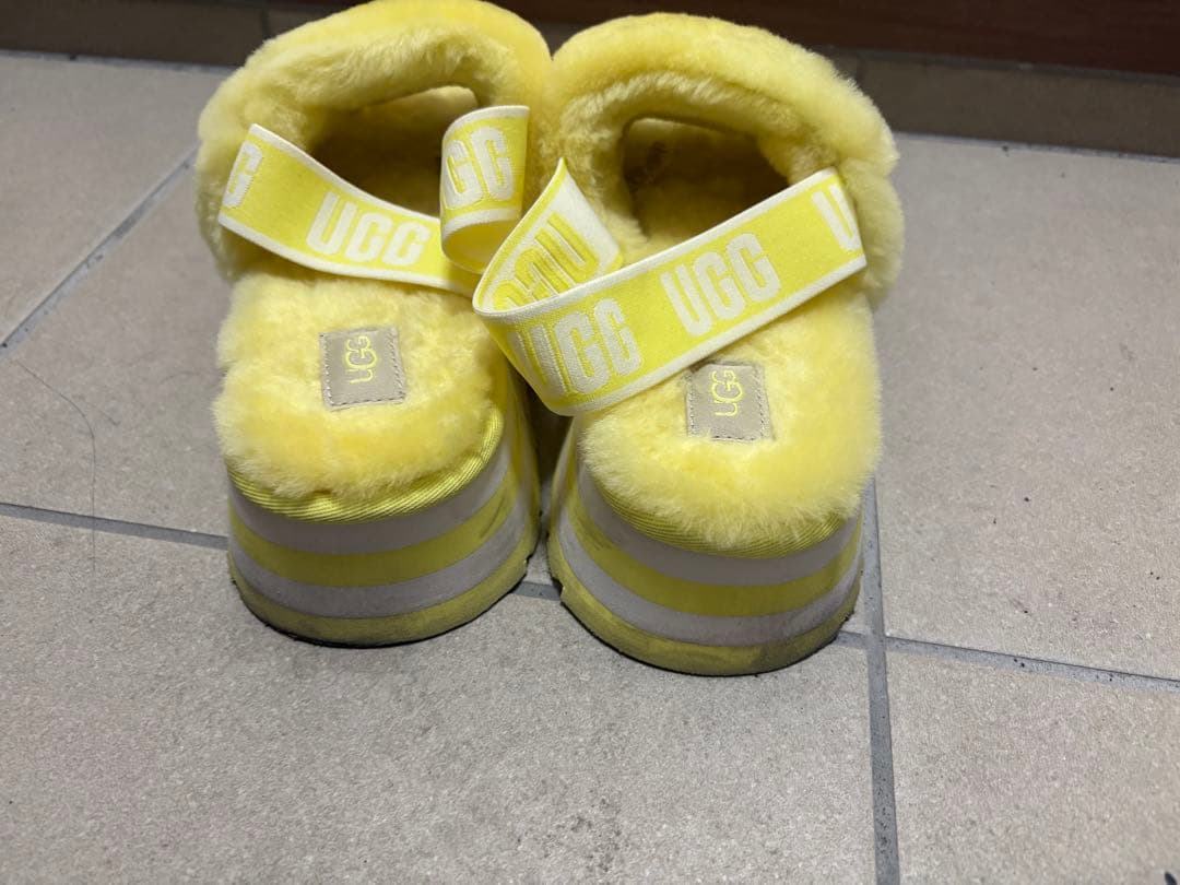 UGG イエロー ファーサンダル