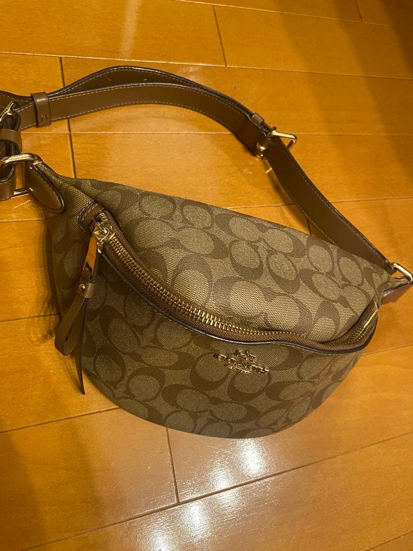 COACH ボディバッグ ベージュ ロゴ入り