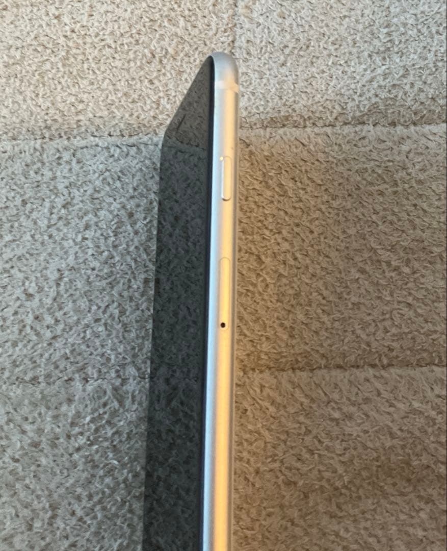 まだ現役　iPhone SE 第2世代　64GB