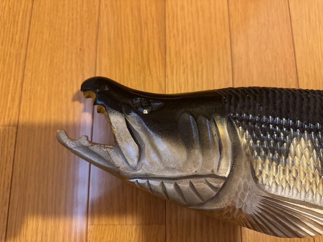 北海道の伝統的な木彫りの鮭（サケ）の彫刻　約60cm