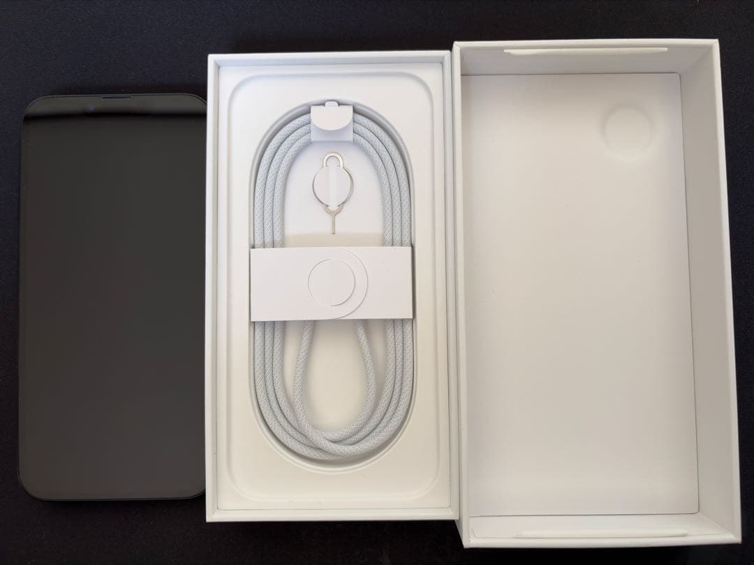 Apple iPhone 16eブラック 本体 充電ケーブル、保護フィルム付き