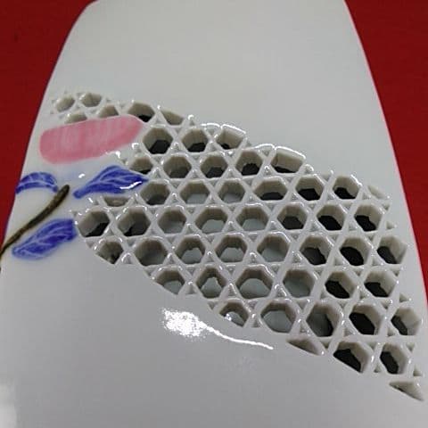 １２００ 蔵出し 珍品　有田焼 赤松白斎　白磁の花瓶　 透かし模様が魅力