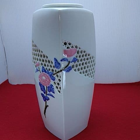 １２００ 蔵出し 珍品　有田焼 赤松白斎　白磁の花瓶　 透かし模様が魅力